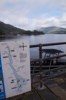 Loch Lomond real und auf Karte, im Hintergrund der wolkenverhangene Ben Lomond (Loch = See, Ben = Berg)
