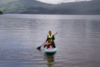 Loch Lomond Standup-Paddlerin mit Hund 