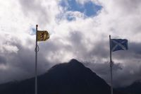 Die schottische Königsfahne und das Andreaskreuz am Eingang von Glen Coe