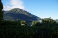 die ruhige Wasserfläche des Loch Linnhe