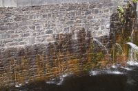 Wasser tritt aus den Mauern der Banavie Locks aus. Nach 211 Jahren wohl kein Wunder 