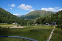 Blick vom Glenfinnan Monument auf das Glenfinnan Viaduct, bekannt aus den Harry Potter-Filmen