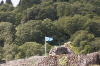 Das Andreaskreuz weht über der Feste Urquhart Castle