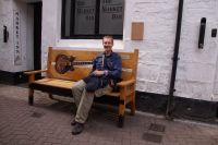 Erfolglos Versuch auf der Gitarre zu spielen