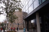 Das Provost-Haus (Bürgermeisterhaus) aus dem 16. Jhdt spiegelt sich in der Fassade seines modeernen Nchbarbaus &ndash; &copy; Andreas Böcker (Eberhardt TRAVEL)