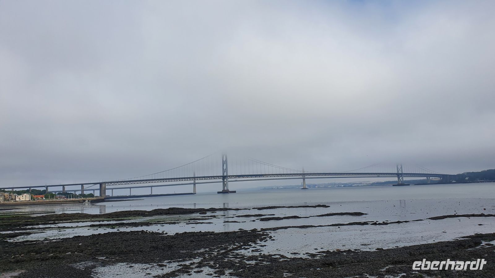 20220814 100418 Forth Road Bridge im Nebel