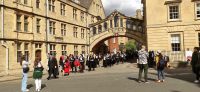050 Oxford, AbsolventenInnen unter der Seufzer Brücke