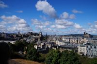 Edinburgh zwischen Castle und dem neuen ikonischen Gebäude, das irgendwie... naja an diesen brauen Smilie eben... erinnert &ndash; &copy; Andreas Böcker (Eberhardt TRAVEL)