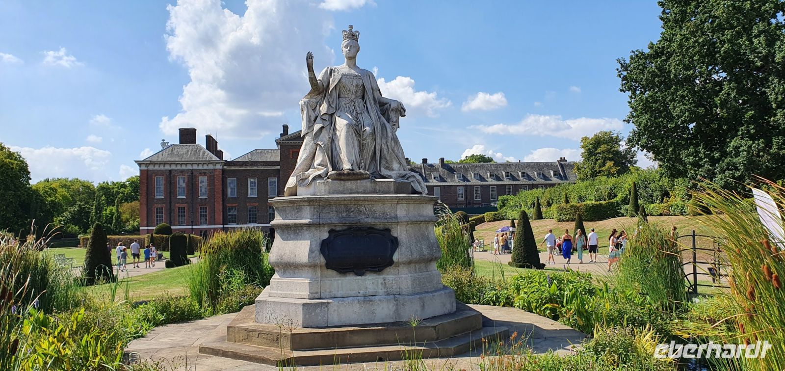 Queen Victoria vor dem Kensington Palace