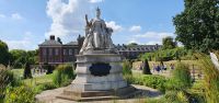 Queen Victoria vor dem Kensington Palace
