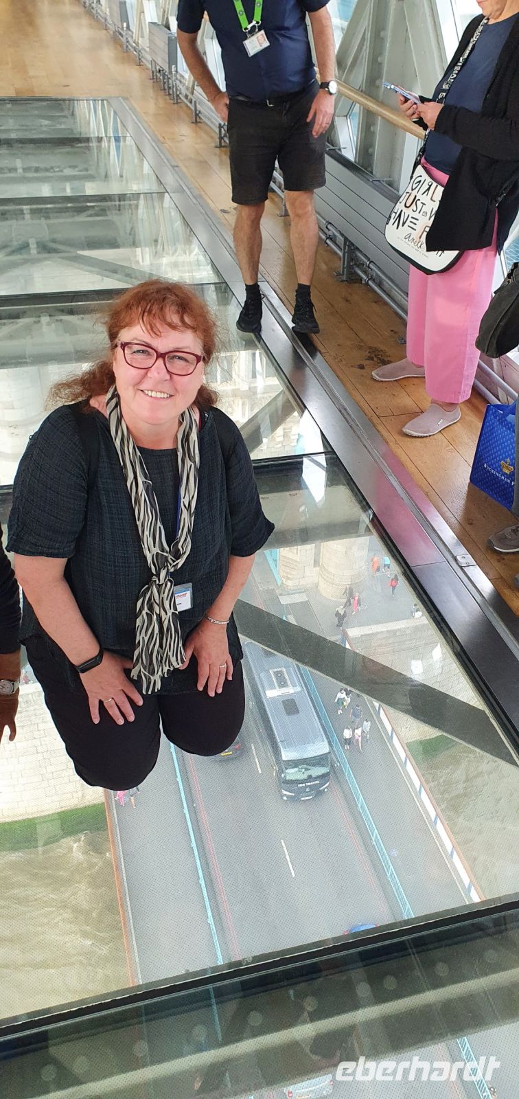 20220828 183328 auf dem Glasboden der Tower Bridge