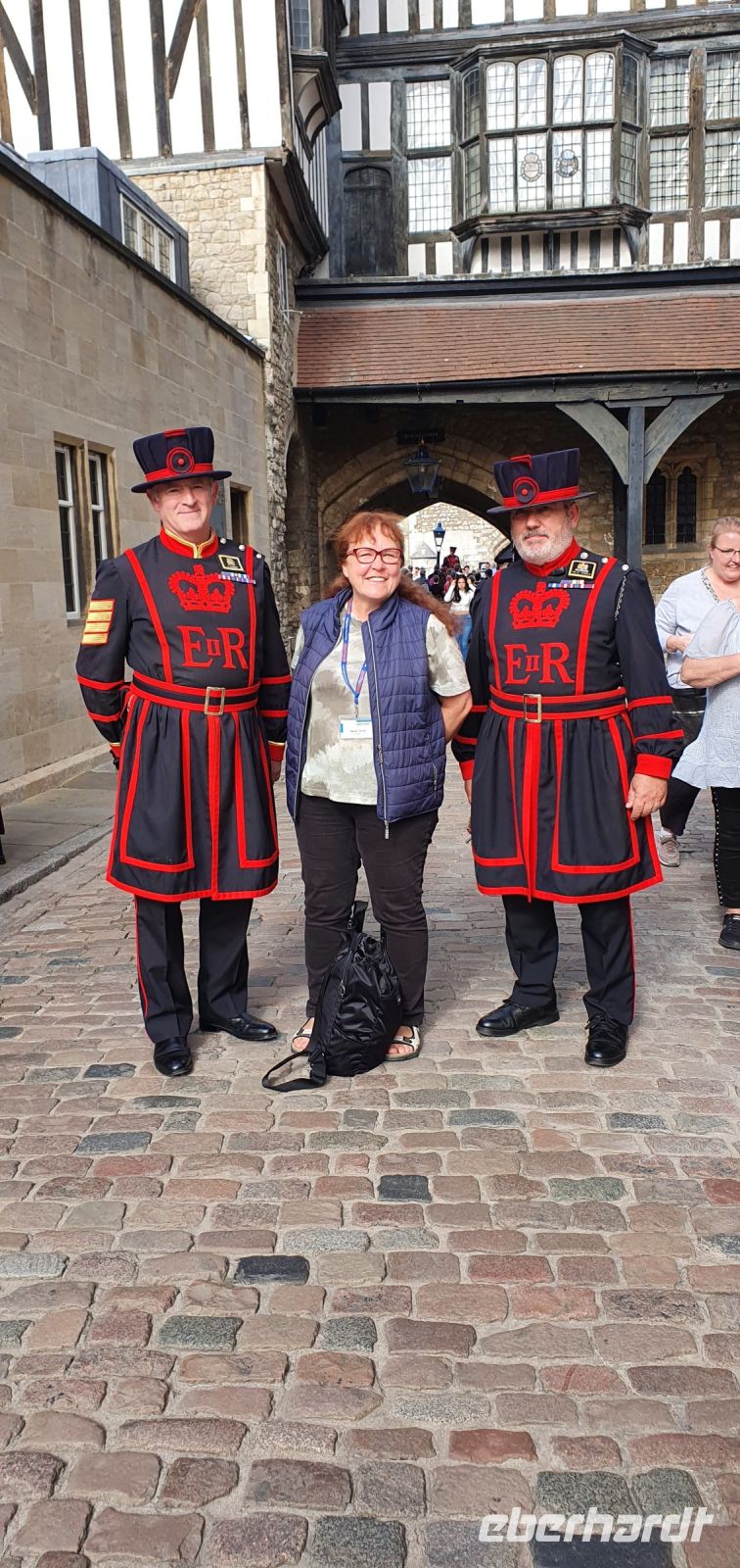 20220829 100824 Mit Yeomen Warders im Tower of London