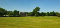 20230616 134013Holirood Palace Gärten mit Blick zum Calton Hill