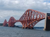 Eisenbahnbrücke über den Firth of Forth in Edinburgh