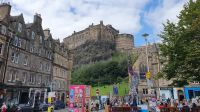 Blick auf Edinburgh Castle vom Grassmarket 20230804 141342