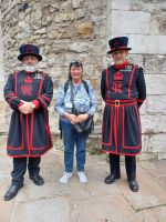 Reiseleiterin mit Beefeaters