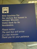 warten auf den Bus zum Flugzeug