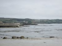 den Fußweg zum Burgberg geben die Gezeiten langsam frei