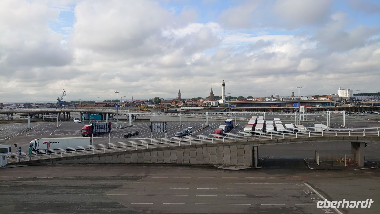 Im Hintergrund Calais