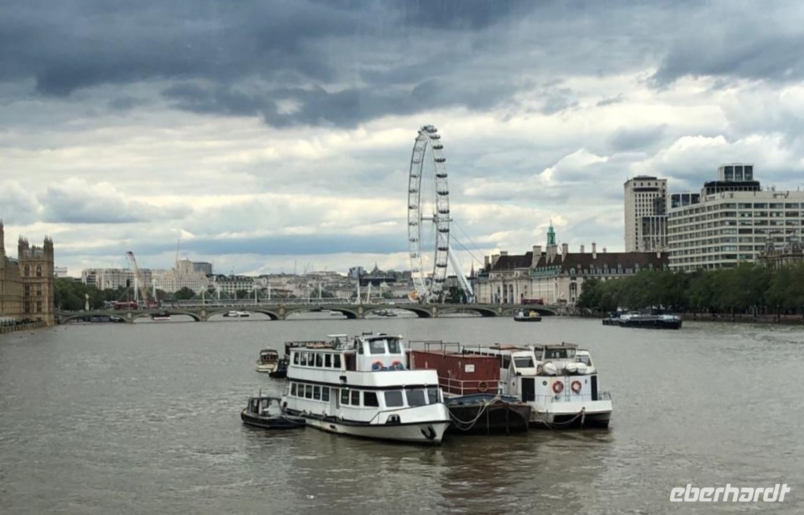 Stadtrundfahrt London - Themse mit London Eye im Hindergrund