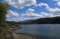 226 Prince Charlies Cairn mit dem kleinen Viadukt am Loch Uamh