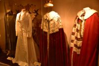 299 Inveraray Castle, die Roben des Duke of Argyll und das Hochzeitskleid seiner Frau aus dem Hause Catbury (Sutherland)