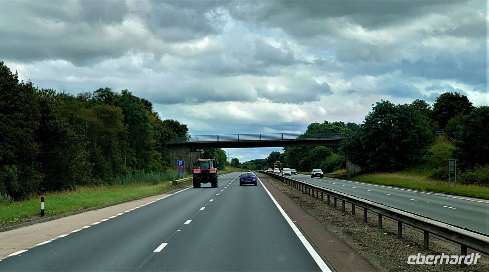 Traktoren auf der Autobahn