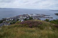 Blick auf Mallaig, im Hintergrund Skye (und wenn man ganz genau hinsieht, sind die Red Cuilins zur erkennen)