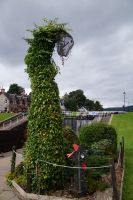 Nessie in Fort Augustus an der dortigen Schleusentreppe (Loch Ness im Rücken, Loch Oichs Wasserspiegel liegt höher)