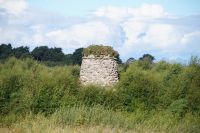 Zentraler Cairn in Culodden, in seiner Näher sind die Gräber der Gefallenen von Culloden Battlefield