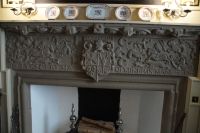 Der Wahlspruch der Familie auf dem Kamin entzieht sich mit seinem Pseudolatein einer einhelligen Interpretation durch die Historiker