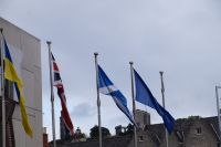 Vor dem schottischen Parlament: Die Fahne der Ukraine, des UK (die hing voriges Jahr nicht!) Schottlands und - schottischer Trotz gegen den Brexit: die der EU