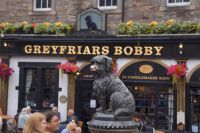 Greyfriars Bobby, ein Hund der treu jahrelang auf dem Grab seines Herrchens Wache hielt. 