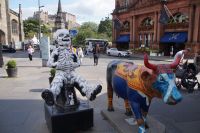 Diese Figuren standen in den Jahren vor Corona überall in der Stadt, jedes Jahr eine andere, von verschiedenen Künstlern verschieden bemalt, hier haben zwei dieser Figuren 