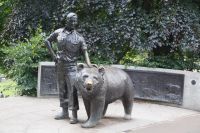 Korporal Wojtek - ein syrischer Bär, der von polnischen Truppen während des WKII im Iran erworben wurde und an der Schlacht von Monte Cassino teilnahm - die Legende sagt, er habe den Artilleristen Granaten gebracht