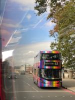 bunter Elektro-Doppeldecker