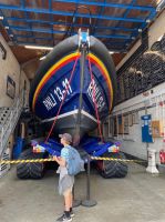 Boot auf Raupen, es kann damit auch bei Ebbe ins Wassser fahren!