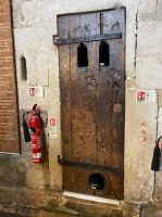 Katzentüre unter der astronomischen Uhr