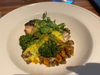 Lachsfillet mit Hollandaise und Gemüse