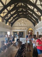 Rittersaal mit vielen Wappen