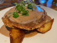 Schweinshaxe, knusprig, mit Gemüse