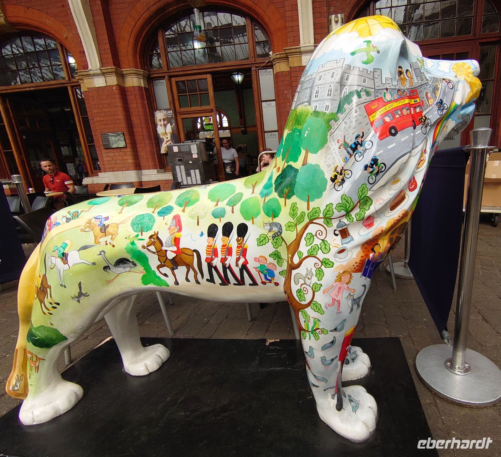 Groß und Bunt - Ein Hund.JPG