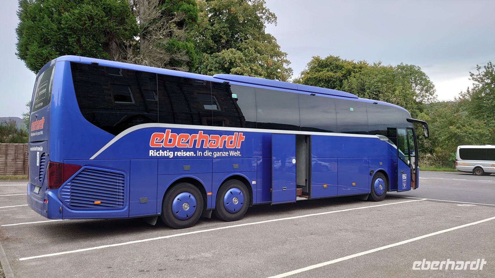 Unser Bus beim Nessi Center.JPG