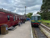 links: Café in altem Speisewagen