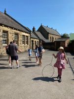 alte Schule und alte Kinderspiele