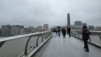 Über die Millennium Bridge im Regen 