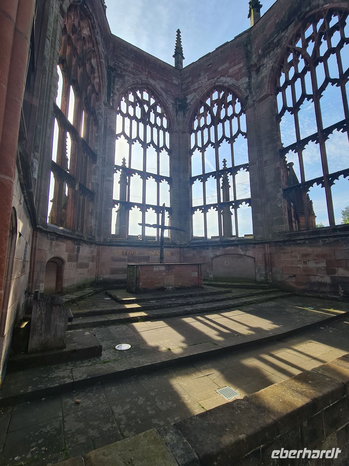 Tag 4 - Coventry -  Ruine alte Kathedrale mit Holzkreuz als Mahnmal.jpg