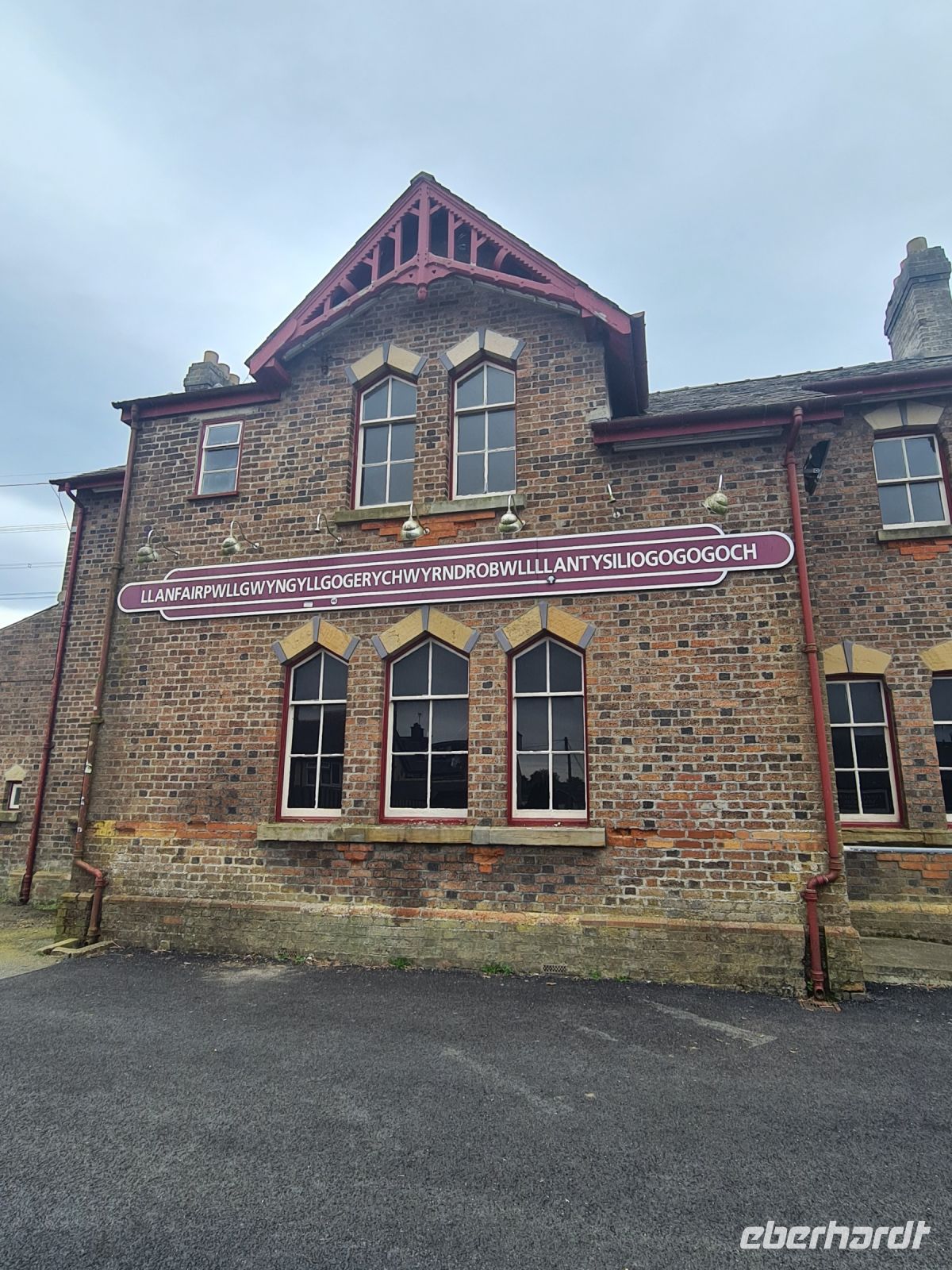 Tag 6 - Wales - Marienkirche in der Mulde der weißen Hasel, in der Nähe eines schnellen Strudels und der Kirche St. Tysilio bei der roten Höhle.jpg