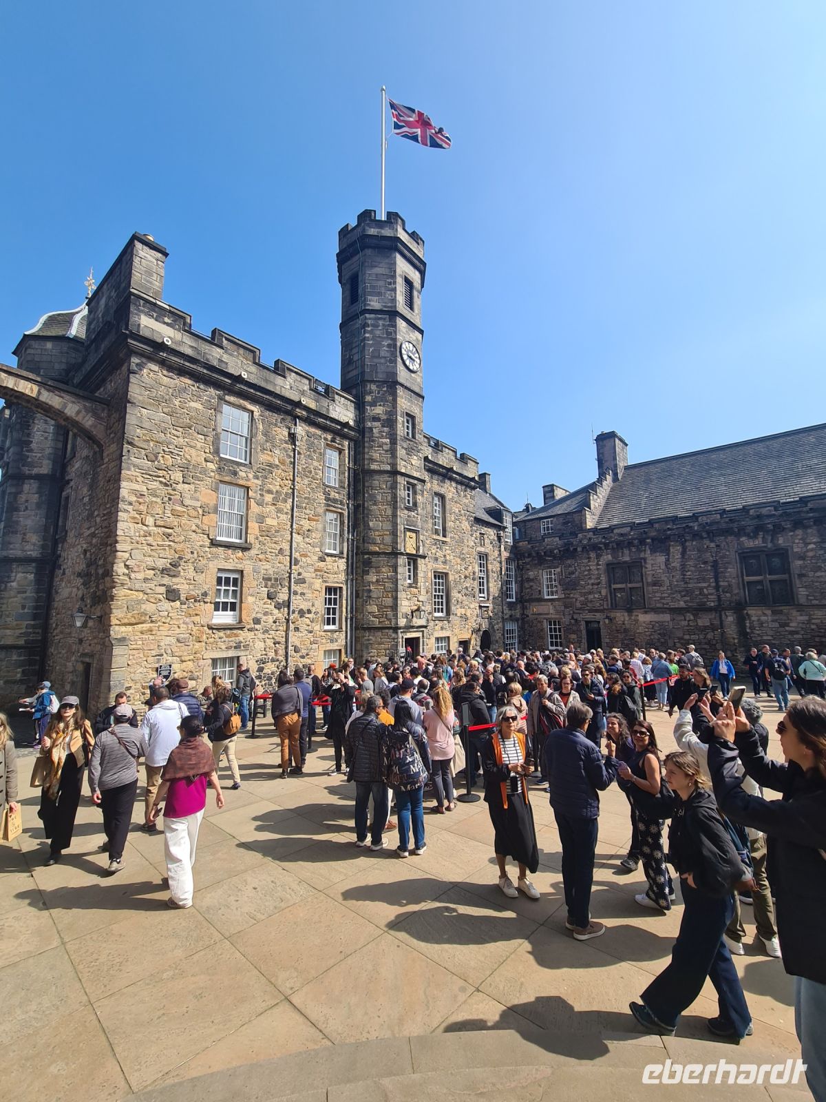 Tag 10 - Schottland - Edinburgh - Eindrücke Castle - Anstehen bei den Kronjuwelen.jpg