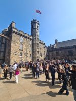 Tag 10 - Schottland - Edinburgh - Eindrücke Castle - Anstehen bei den Kronjuwelen.jpg